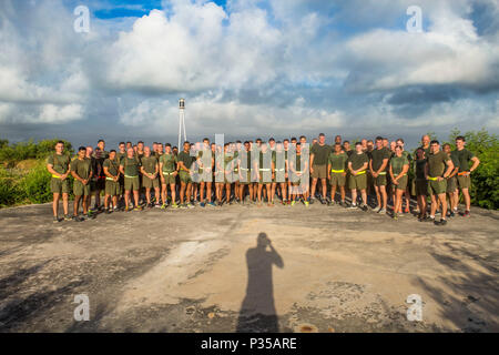 Us Marine Corps Oberstleutnant Benjamin Harrison, kommandierender Offizier, 1.Bataillon, 12 Marine Regiment, Haltungen mit Personal Unteroffiziere und Offiziere mit dem Bataillon auf der Startseite des nipers Nest, "Marine Corps Base Hawaii, Juni, 14, 2018. Oberstleutnant Harrison lief mit der Führung des Bataillons für die letzte Zeit, bevor er sein Kommando am 15. Juni 2018 verzichtet. (U.S. Marine Corps Foto von Sgt. Zachary Orr) Stockfoto