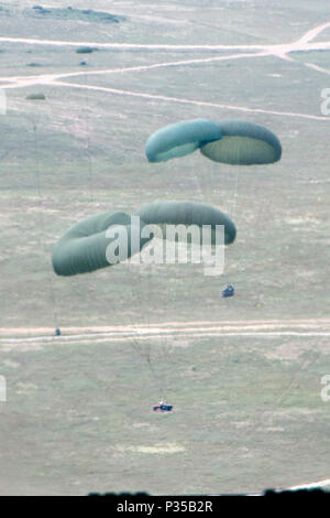 Zwei Humvees sind während der Übung Bajonett Streik am 12. Juni 2018 in der Casa de Campo, Zaragoza, Spanien Airdropped. Die Mitglieder der 204. Airlift Squadron der Texas Air National Guard airdropped Ausrüstung und mehr als 70 Mitglieder der US Army 1st Bataillon, 503Rd Infanterie Regiment, 173Rd Airborne Brigade und Spanische Armee Airborne Brigade für eine gemeinsame - gewaltsamen Eindringen. Die Operation diente als Training Voraussetzung für die beteiligten Soldaten, deren sie zur schnellen Montage und praktisch überall im europäischen Theater bereitstellen. (U.S. Air National Guard Foto von älteren Flieger John Linzmeie Stockfoto