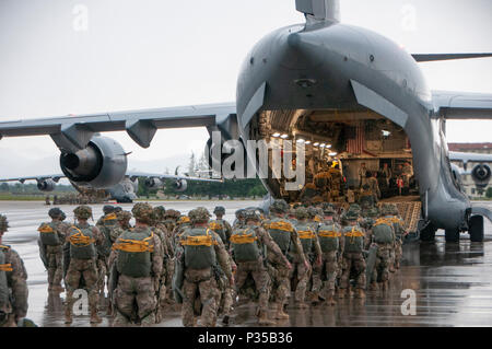 Mitglieder der US Army 1st Bataillon, 503Rd Infanterie Regiment, 173Rd Airborne Brigade und der Italienischen Armee 186th Airborne Regiment Forlgore Brigade an Bord eines C-17 Globemaster III während der Übung Bajonett Streik Juni 13, 2018, in Aviano Air Base, Italien. Die Luftbrücke Unterstützung wurde von Mitgliedern der 204. Airlift Squadron der Texas Air National Guard, neben anderen Flugzeugen aus und die NATO schweren Airlift Wing am Papa Air Base, Ungarn, und Air Mobility Command. Die Ausbildung konzentriert sich auf die Verbesserung operativer Standards mit der NATO und anderen Air Mobility Command Flugzeuge sowie die developme Stockfoto