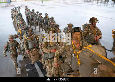 Mitglieder der US Army 1st Bataillon, 503Rd Infanterie Regiment, 173Rd Airborne Brigade und der Italienischen Armee 186th Airborne Regiment Forlgore Brigade an Bord eines C-17 Globemaster III während der Übung Bajonett Streik Juni 13, 2018, in Aviano Air Base, Italien. Die Luftbrücke Unterstützung wurde von Mitgliedern der 204. Airlift Squadron der Texas Air National Guard, neben anderen Flugzeugen aus und die NATO schweren Airlift Wing am Papa Air Base, Ungarn, und Air Mobility Command. Die Operation diente als Training Voraussetzung für die beteiligten Soldaten, sie qualifizieren zu schnell erstellen und implementieren virtua Stockfoto