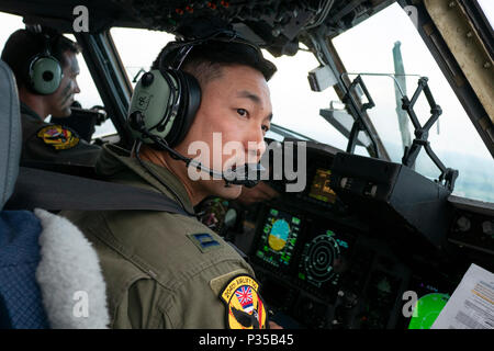 Kapitän Evan Kurosu, 204 Airlift Squadron Pilot, fliegt eine C-17 Globemaster III während der Übung Bajonett Streik Juni 14, 2018, auf dem Weg zu Julia Drop Zone, Italien. Das California Air National Guard airdropped Mitglieder der US Army 1st Bataillon, 503Rd Infanterie Regiment, 173Rd Airborne Brigade und der Italienischen Armee 186th Airborne Brigade Forlgore Regiment als Teil der 'Rock Drop", einem gemeinsamen gewaltsamen Eindringen. Der Rückgang war mit anderen Flugzeugen aus und die NATO schweren Airlift Wing am Papa Air Base, Ungarn durchgeführt, und Air Mobility Command. Die Operation diente als Training Voraussetzung für die participati Stockfoto