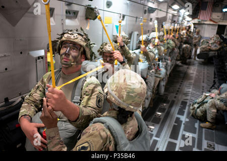 Mitglieder der US Army 1st Bataillon, 503Rd Infanterie Regiment, 173Rd Airborne Brigade für eine statische Zeile springen während der Übung Bajonett Streik Juni 13, 2018, über Julia Drop Zone, Italien vorbereiten. Der Sprung war mit Mitgliedern der Italienischen Armee 186th Airborne Regiment Forlgore Feuerwehr auf einer C-17 Globemaster III, durch 204. Airlift Squadron der Texas Air National Guard Betrieben statt. Die Ausbildung konzentriert sich auf die Verbesserung operativer Standards mit der NATO und anderen Air Mobility Command Flugzeuge sowie für die Entwicklung von einzelnen technischen Fähigkeiten. (U.S. Air National Guard Foto von älteren Flieger John Stockfoto