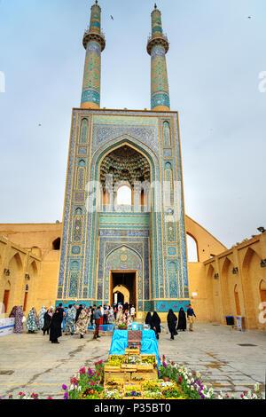 Yazd, Iran - 23. März 2018: Jameh Moschee von Yazd. Eingang decorited der Kachel, durch zwei 48 Meter hohen Minaretten flankiert und geschmückt mit Inschriften aus der Stockfoto