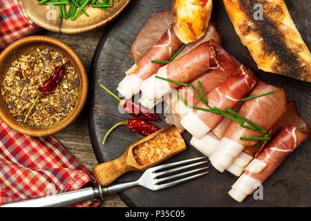 Dünn geschnittenen Deutschen Schwarzwälder Schinken mit in Scheiben geschnittenen ciabatta Brot. In Scheiben geschnitten und geräuchertem Schinken mit Schwarzwald Schinken oder Schinken. Traditionelle deutsche Küche Stockfoto