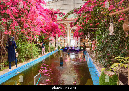 Yazd, Iran - 23. März 2018: schönen Garten von Kohan Kashane Hotel in der Altstadt Stockfoto