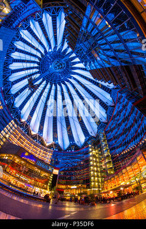 Berlin, Deutschland, 13. Mai 2016: Menschen mit einem Spaziergang unter den wechselnden Farben des Sony Center Gebäudekomplex am Potsdamer Platz Stockfoto