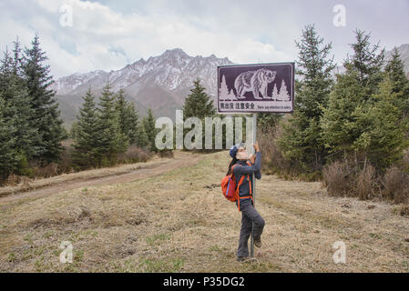 Tragen Warnung in der qilian Berge in der Nähe des Mati Si Tempel, Gansu, China Stockfoto