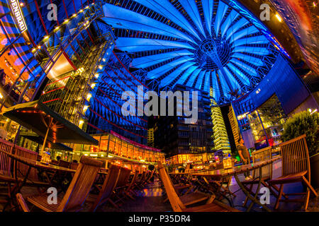 Berlin, Deutschland, 13. Mai 2016: Menschen mit einem Spaziergang unter den wechselnden Farben des Sony Center Gebäudekomplex am Potsdamer Platz Stockfoto