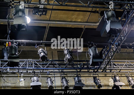 Stufe der Lampen an die junge Vic Theatre, 66 Den Schnitt, in London, während ein Open House London Backstage Tour. Stockfoto