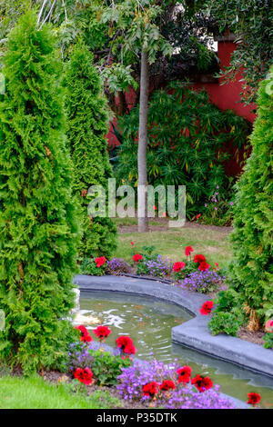 Das Tudor Garten am Kensington Roof Gardens über Kensington High Street, ehemals Derry & Toms Dach Gärten bekannt. Jetzt permanent geschlossen Stockfoto