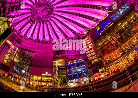 Berlin, Deutschland, 13. Mai 2016: Menschen mit einem Spaziergang unter den wechselnden Farben des Sony Center Gebäudekomplex am Potsdamer Platz Stockfoto