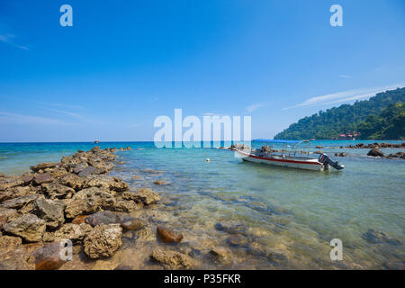 Tauchboot bei Air Batang (ABC) Strand, (Pulau Tioman Insel, Malaysia) Stockfoto