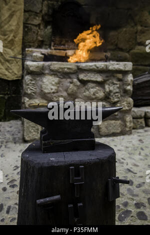 Kohlenstoff-Feuer in einer Schmiede, Detail eines Workshops mit Eisen Stockfoto