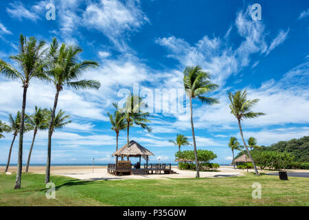 Die üppigen Gärten der Shangri La Rasa Ria Hotel und Resort in Kota Kinabalu, Borneo, Malaysia Stockfoto