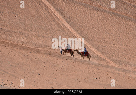 Spektrum der Farben in der flammenden Berge, Turpan, Xinjiang, China Stockfoto