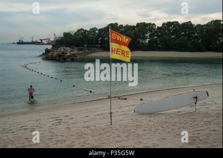 Singapur, Republik Singapur Badegaeste auf Siloso Beach auf der Insel Sentosa Stockfoto