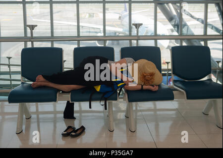 Bangkok, Thailand, schlafende Frau im Abflugbereich am Flughafen Bangkok Stockfoto