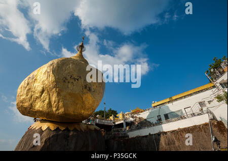 Kyaikto, Myanmar, der goldene Felsen mit dem Kyaiktiyo Pagode Stockfoto