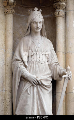 Statue der Heiligen Katharina von Alexandria auf dem Portal der Kathedrale Maria Himmelfahrt geweiht Stockfoto