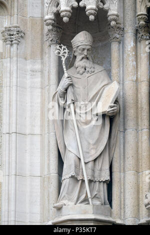 Statue des hl. Methodius auf dem Portal der Kathedrale Maria Himmelfahrt geweiht Stockfoto