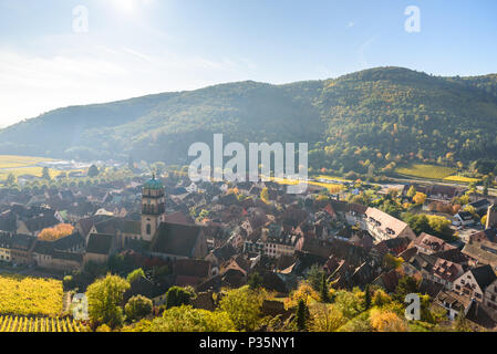 Chateau de Kaysersberg - historisches Dorf in der Weinregion, die Weinberge im Elsass, Frankreich - Europa Stockfoto