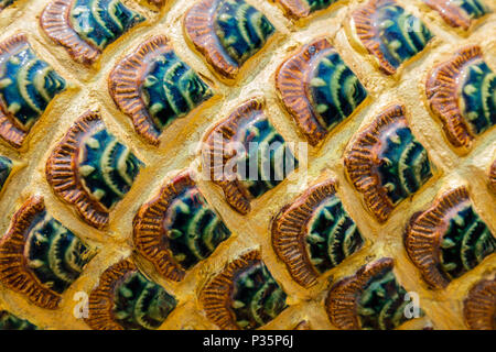 Keramik Waage auf eine Statue eines Drachen, Wat Phra That Doi Wao, Chiang Rai, Thailand Stockfoto