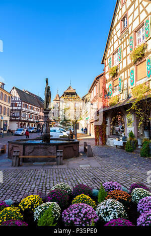 Chateau de Kaysersberg - historisches Dorf in der Weinregion, die Weinberge im Elsass, Frankreich - Europa Stockfoto