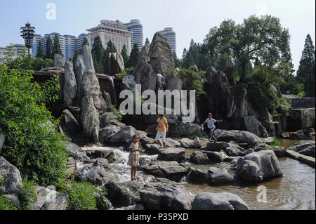 Pjoengjang, Nordkorea, spielen die Kinder auf Felsen in Mansudae Brunnen Park Stockfoto