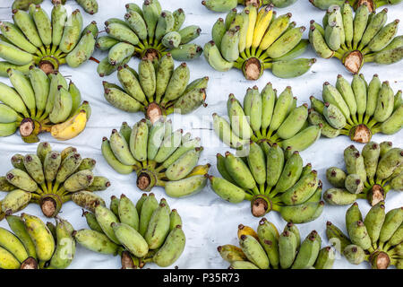 Bündeln der grünen Bananen auf einem lokalen Street Market in Bangkok. Thailand Stockfoto