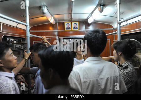 Pjoengjang, Nordkorea, Passagiere auf eine U-Bahn Stockfoto