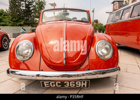 Ein 70er VW Käfer - 1300 CC, auf Anzeige an der Pflaumenmus 2018 - Horsham, West Sussex, UK. Stockfoto