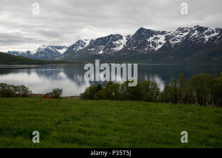 Lyngen Alpen ist ein Gebirge in der Provinz Troms im nördlichen Norwegen erstreckt sich 90 Kilometer entlang Lyngen Halbinsel. Lyngen-Alpen Sindh ein 90 Ki Sterben Stockfoto