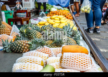 Obst in einem berühmten Maeklong railway Market in Bangkok, Samut Songkhram Thailand. Stockfoto