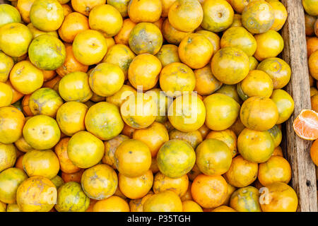 Mandarinen (Mandarinen) auf einem lokalen Markt, Bangkok, Thailand Stockfoto