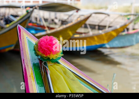 Bunt verziert hölzerne Boote bei Damnoen Saduak Markt. Bangkok, Thailand Stockfoto