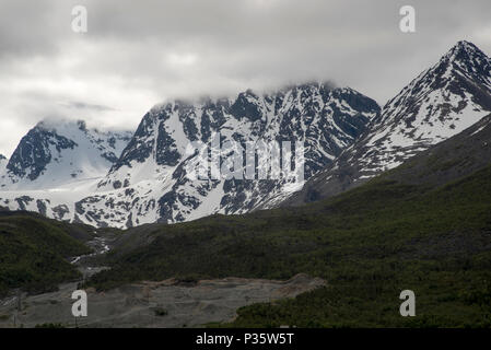 Lyngen Alpen ist ein Gebirge in der Provinz Troms im nördlichen Norwegen erstreckt sich 90 Kilometer entlang Lyngen Halbinsel. Lyngen-Alpen Sindh ein 90 Ki Sterben Stockfoto