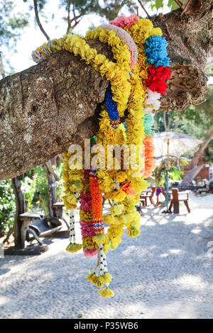 Die traditionellen Blumenkranz auf einem Baum an einem Strand von Ko Phi Phi Don und Phi Phi Islands, Thailand Stockfoto
