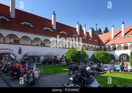 Topolcianky (Kleintopoltschan): Topolcianky Schloss am Bikermeeting in der Slowakei, Stockfoto