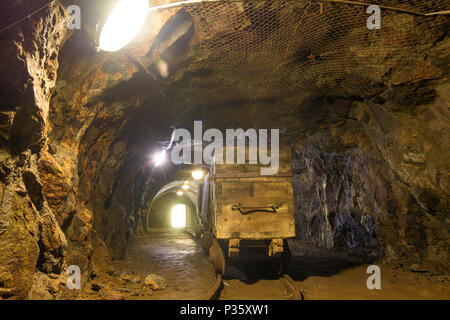 Banska Stiavnica (schemnitz): Mittelalterliche Michael Grube Tunnel, Bergbau Zug in der Slowakei, Stockfoto