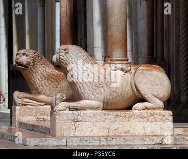 Lion Statue auf Dom von Modena, die Himmelfahrt der Jungfrau Maria und der Hl. Geminianus, Italien Stockfoto