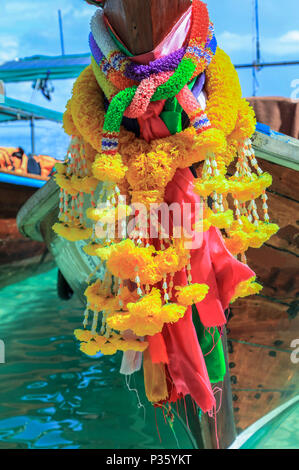 Blumenkranz auf einem Long-tail-Boot am Strand von Ko Phi Phi Don und Phi Phi Islands, Thailand Stockfoto