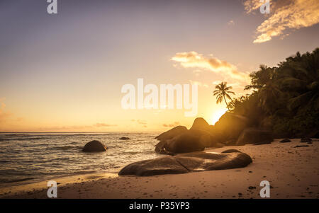 Erstaunlich Sonnenaufgang auf Silhouette Island, Seychellen Stockfoto