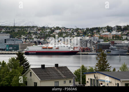 Tromsø ist die größte Stadt im Norden Norwegens mit seinen historischen Teil auf einer Insel. Natürlich Hurtigruten dient dieser Stadt. Stockfoto