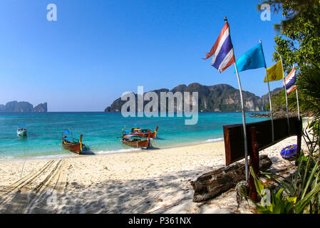 Long-tail Boote am Strand von Ko Phi Phi Don und Phi Phi Islands, Thailand Stockfoto