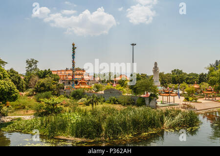 Sicht der chinesischen Stil buddhistischen Tempel Kuang Im Kapelle mit Statue der Guanyin (Chinesische Göttin der Barmherzigkeit) über den Fluss Kwai, Kanchanaburi, Thailand. Stockfoto