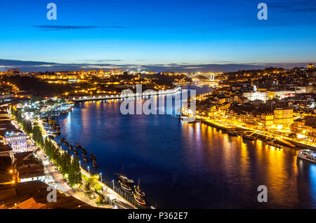 Panoramablick auf die Antenne am Abend Blick auf Porto Stadt und Fluss Douro, Portugal Stockfoto