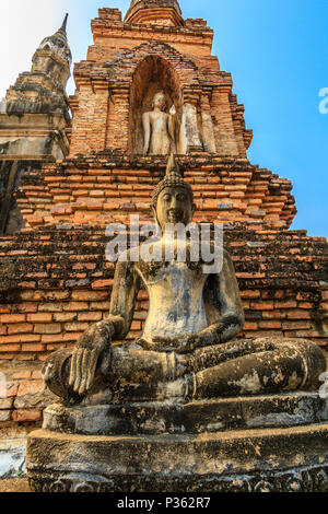 Statue des Sitzenden Buddha im Wat Mahathat, Sukhothai Historical Park, Thailand. Bild vertikal. Stockfoto