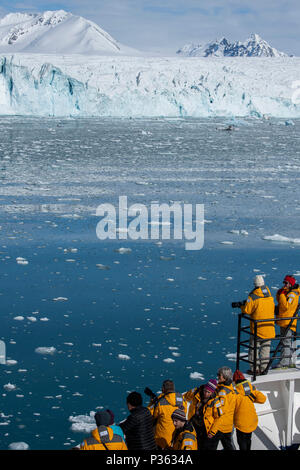 Norwegen, Svalbard, Spitzbergen, Lillehook Gletscher aka Lilliehookbreen. Passagiere auf Expedition Schiff erkunden der Gletscher. Stockfoto