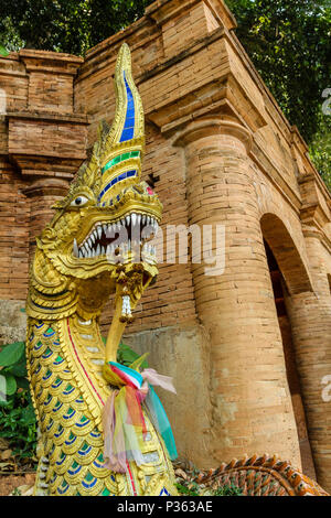 Statue eines Drachen in Wat Prathat Doi Suthep, Provinz Chiang Mai, Thailand. Bild vertikal. Stockfoto