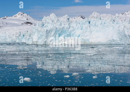 Norwegen, Svalbard, Spitzbergen, Lillehook Gletscher aka Lilliehookbreen. Kalbende Gletscher Gesicht, Serie 1 von 4. Stockfoto